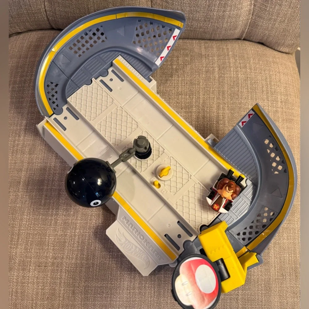 Hot Wheels Mario Kart Chain Chomp Track Set with Mario Kart/Donkey Kong Vehicle.